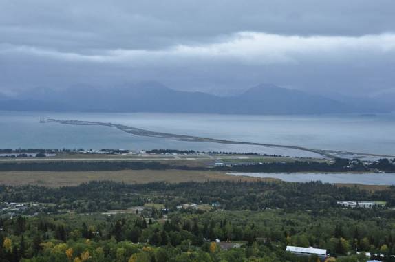 A cidade de Homer e sya londa 'spit', na Península do Kenai, no sul do Alaska, vistos do alto do mirante